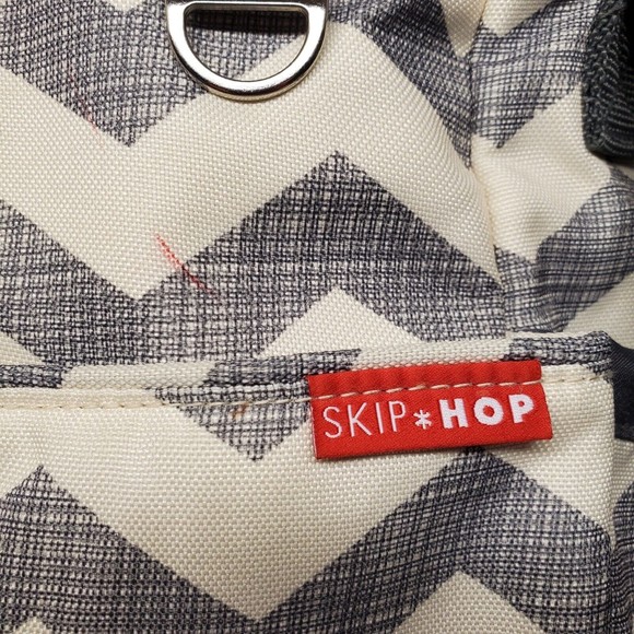 Skip Hop Dash Chervron Messenger Diaper Bag Grey / White - Picture 4 of 10